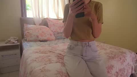 Snapshot of alicedeluca chatting on October 2025 03:35:02 PM Alice DeLUCA online show from October 2025 03:35:02 PM