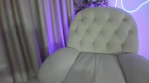 Snapshot of alicelevine chatting on June 2026 04:12:01 AM AliceLevine online show from June 2026 04:12:01 AM
