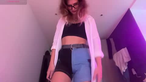 Snapshot of alicepinkhead chatting on May 2026 08:32:01 AM AlicePinkhead online show from May 2026 08:32:01 AM