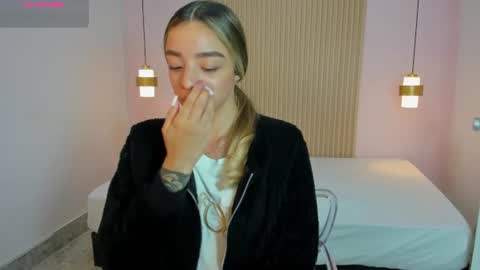 Snapshot of aliceross1 chatting on June 2026 02:53:01 AM AliceRoss online show from June 2026 02:53:01 AM