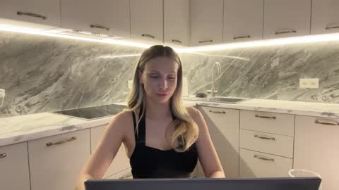 Alice online show from December 2024 10:19:01 PM