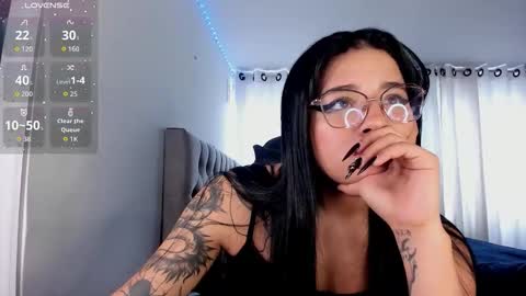 aliice_walker_ online show from November 2025 05:12:01 PM