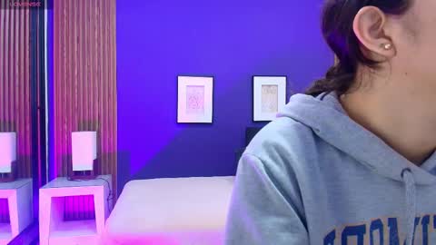 Snapshot of alina_martinelli chatting on February 2025 11:40:02 AM Alina online show from February 2025 11:40:02 AM