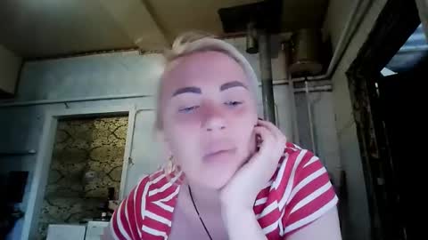 Snapshot of alinafrey_ chatting on April 2026 11:00:02 AM Alina online show from April 2026 11:00:02 AM