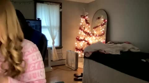 Snapshot of allyanalangel chatting on January 2025 08:04:01 PM allyanalangel online show from January 2025 08:04:01 PM