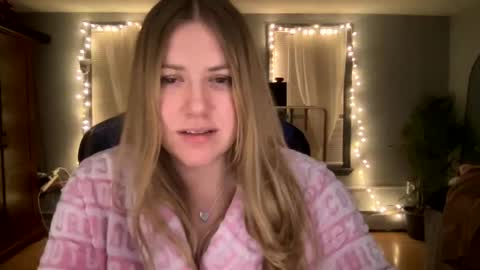 Snapshot of allyanalangel chatting on February 2025 08:44:02 AM allyanalangel online show from February 2025 08:44:02 AM