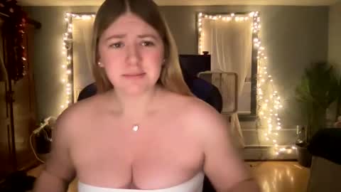Snapshot of allyanalangel chatting on February 2025 10:43:02 PM allyanalangel online show from February 2025 10:43:02 PM