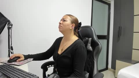 ALMA FENIX  online show from September 2025 12:20:01 PM