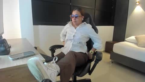 ALMA FENIX  online show from October 2025 12:26:02 PM