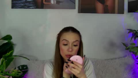 Snapshot of alyson_huxley chatting on April 2026 07:15:01 PM Alyson online show from April 2026 07:15:01 PM