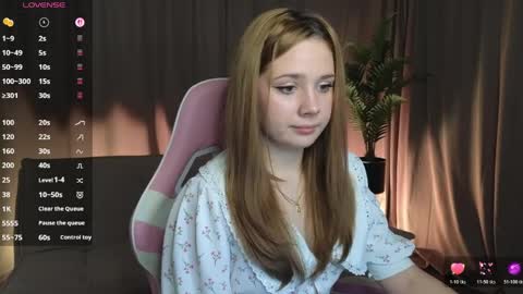 Snapshot of alyxkinski chatting on April 2026 08:43:02 PM Alyx online show from April 2026 08:43:02 PM