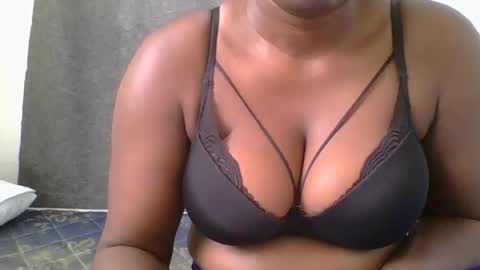 Mia online show from October 2025 11:29:02 AM