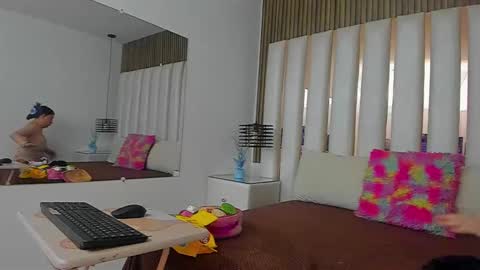 AmbarGills online show from November 2025 01:00:02 PM