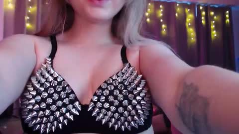 Snapshot of amelia_blondie chatting on February 2026 01:37:02 PM Amelia online show from February 2026 01:37:02 PM