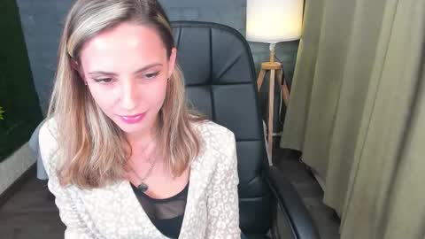 amelia_meili online show from November 2025 01:11:01 PM