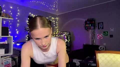 Snapshot of amily_sunray chatting on April 2026 02:39:01 PM Amily online show from April 2026 02:39:01 PM