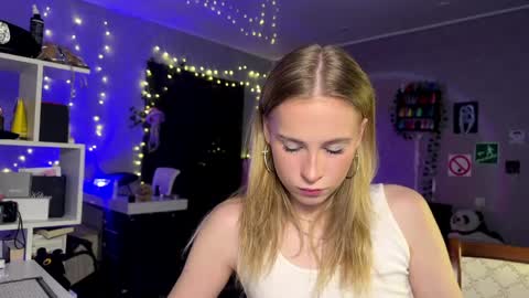 Snapshot of amily_sunray chatting on April 2026 06:13:05 AM Amily online show from April 2026 06:13:05 AM