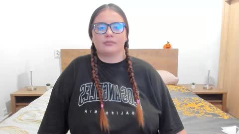 Amira Vyxen online show from November 2025 08:00:01 PM