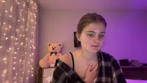 Snapshot of amorelle_ chatting on April 2026 08:03:01 PM amorelle_ online show from April 2026 08:03:01 PM