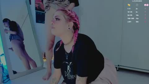 Snapshot of amyy_rouse chatting on June 2026 02:43:02 AM Collinns online show from June 2026 02:43:02 AM