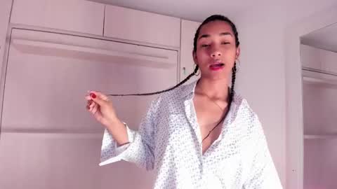 anaacollins_ online show from November 2025 11:32:02 AM