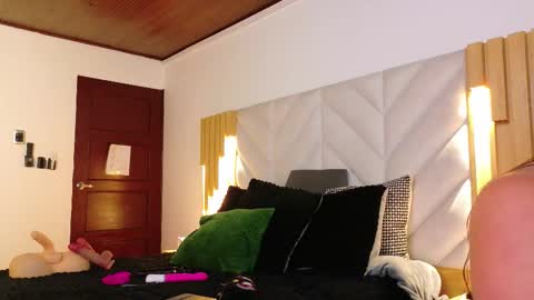 Anaise  online show from September 2025 11:35:02 AM