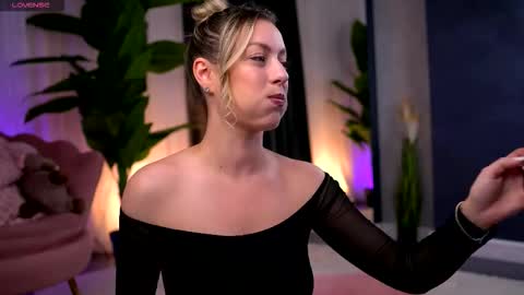 Snapshot of anastasiamills chatting on November 2025 10:01:02 PM AnastasiaMills online show from November 2025 10:01:02 PM