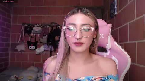 Snapshot of andrea_camila chatting on June 2026 03:34:02 PM Andrea online show from June 2026 03:34:02 PM
