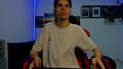 andrew_2811 online show from October 2025 10:04:02 PM