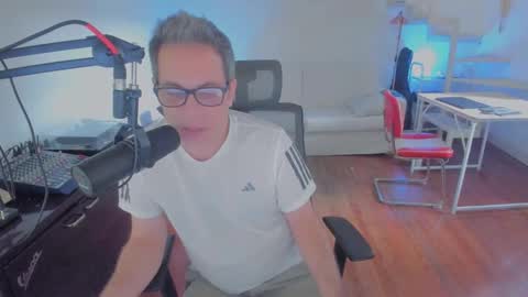 Andrew online show from December 2025 06:04:02 PM