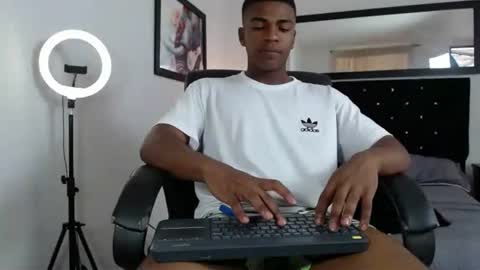 andy_smith333 online show from February 2025 08:22:01 PM