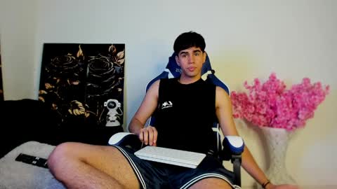 andy_wood1 online show from April 2026 04:51:02 PM