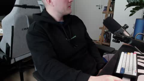 andycandy1994 online show from April 2026 08:45:01 AM