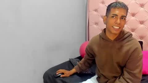 Snapshot of andyclouds21 chatting on October 2025 03:44:02 PM andyclouds21 online show from October 2025 03:44:02 PM