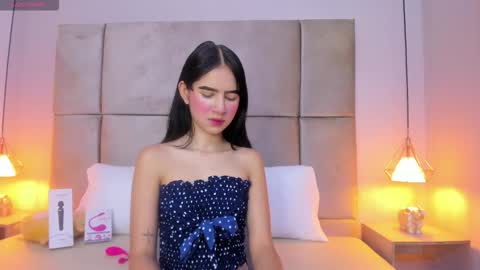 angelag_ online show from November 2025 08:00:01 PM