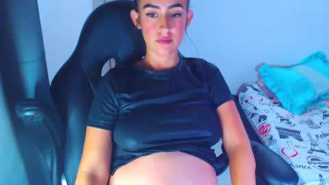 Snapshot of angie_dreamgirl chatting on December 2024 09:09:01 PM IG angie dreamgirl01 online show from December 2024 09:09:01 PM
