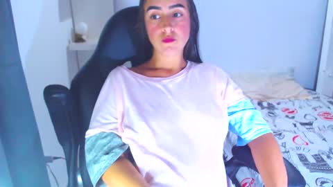 Snapshot of angie_dreamgirl chatting on February 2025 08:51:02 PM IG angie dreamgirl01 online show from February 2025 08:51:02 PM