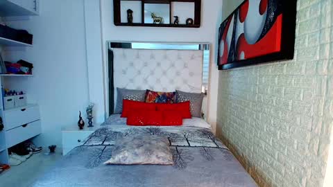 laura  online show from October 2025 02:01:02 AM