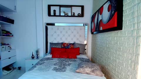 laura  online show from November 2025 08:52:02 PM