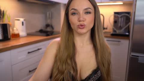 Im Anita thumb up me please its important online show from April 2026 07:11:01 PM