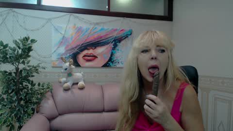 Anna Ditrih online show from January 2025 01:13:01 PM