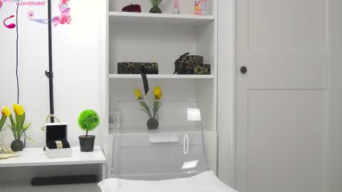 Anna online show from November 2025 12:39:02 PM