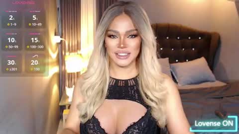 Snapshot of anna_mclaine chatting on June 2026 11:07:01 PM Miss Anna online show from June 2026 11:07:01 PM