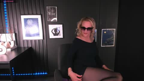 Snapshot of anna_noir chatting on May 2026 05:38:01 AM Anna online show from May 2026 05:38:01 AM