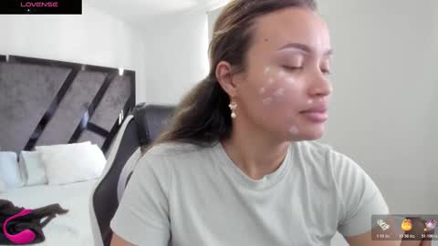 Annie and Stefan online show from November 2025 03:22:02 PM