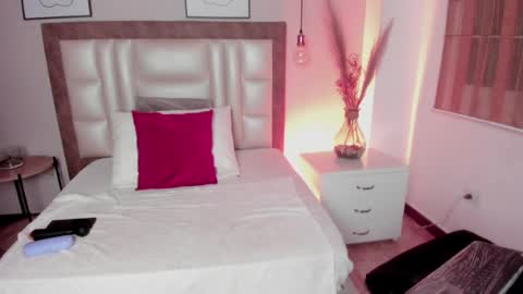 Snapshot of anniebluee_ chatting on April 2026 12:24:01 PM Annie Bluee online show from April 2026 12:24:01 PM