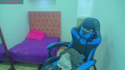 Snapshot of anniee_x chatting on February 2025 05:37:02 PM Anniee online show from February 2025 05:37:02 PM