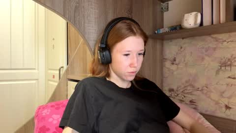 Snapshot of annitafreelove chatting on April 2026 08:37:01 AM Kira online show from April 2026 08:37:01 AM