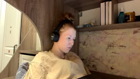 Snapshot of annitafreelove chatting on April 2026 01:27:02 PM Kira online show from April 2026 01:27:02 PM