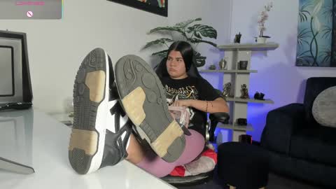 Snapshot of antonelamiss chatting on April 2026 07:44:02 PM online show from April 2026 07:44:02 PM